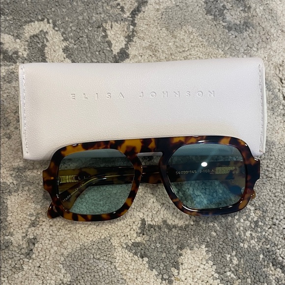 elisa johnson Accessories - Tortoise Sunglasses